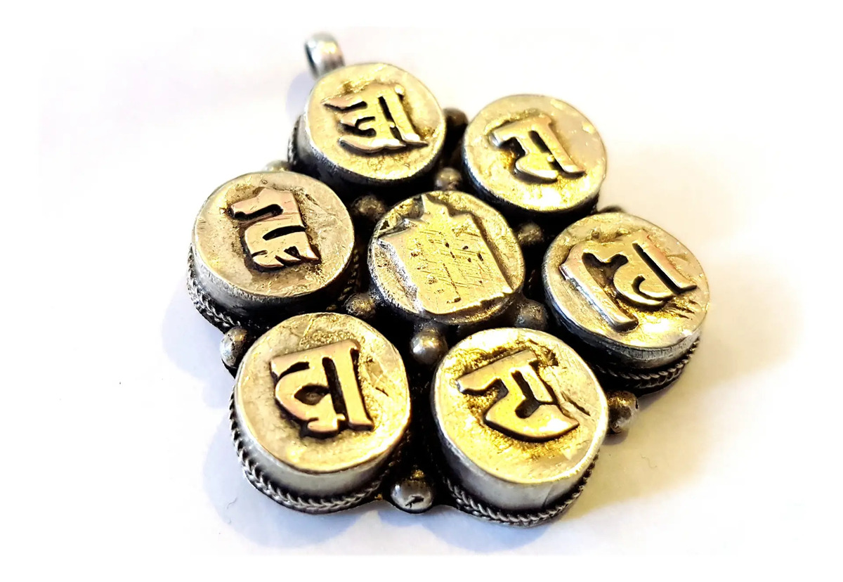 Dijes Importados Metal Mantra Suerte Fortuna Éxito Amor Paz - Imagen 10